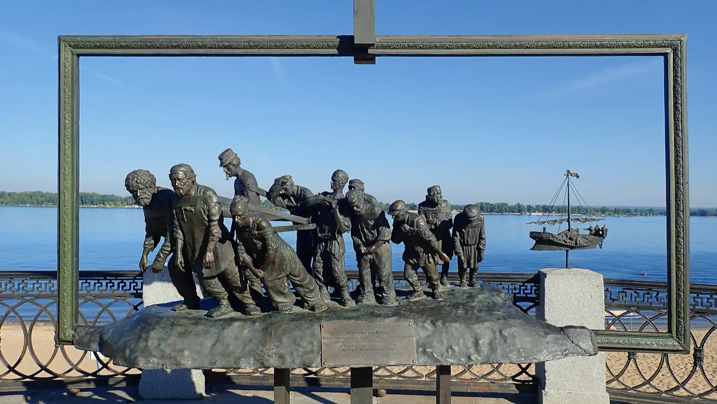 Памятник Бурлаки на Волге, набережная Самары