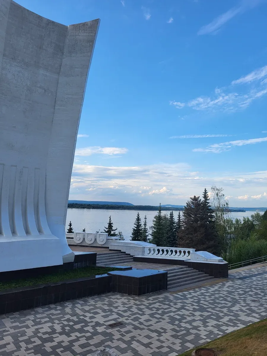 Стела Ладья на набережной реки Волги, Самара